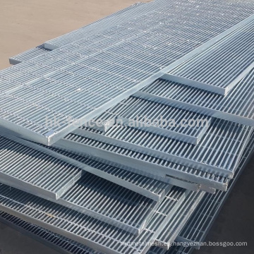 Reja de acero serrada galvanizada sumergida caliente 30 / 32m m para el drenaje / la plataforma de la cerca de los materiales de construcción